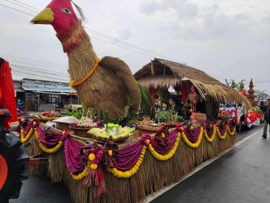 องค์การบริหารส่วนตำบลปราสาท ได้ร่วมงาน "เทศกาลไก่ย่างโลกและของดีห้วยทับทัน ประจำปี 2569" ระหว่างวันที่ 25 - 28 กุมภาพันธ์ 2569 โดยได้ร่วมจัดซุ้ม OTOP ตำบลปราสาท โดยมีกลุ่มวิสาหกิจชุมชน กลุ่มสตรี ผู้สูงอายุ และประชาชนในพื้นที่ตำบลปราสาท ได้ร่วมออกร้าน เพื่อจัดจำหน่ายสินค้า ผลผลิตต่างๆ พร้อมทั้ง ส่ง นางรำ/รถแห่/ผู้ร่วมขบวนและการประกวดเดินแบบผ้าไทย ผ้าพื้นเมือง เป็นต้น ณ สนามหน้าที่ว่าการอำเภอห้วยทับทัน จังหวัดศรีสะเกษ